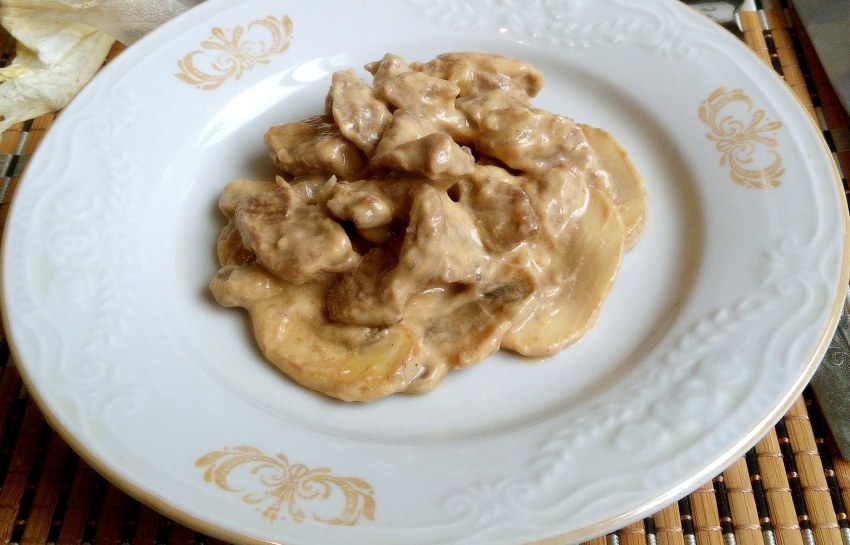 Печень с подливкой и пюре