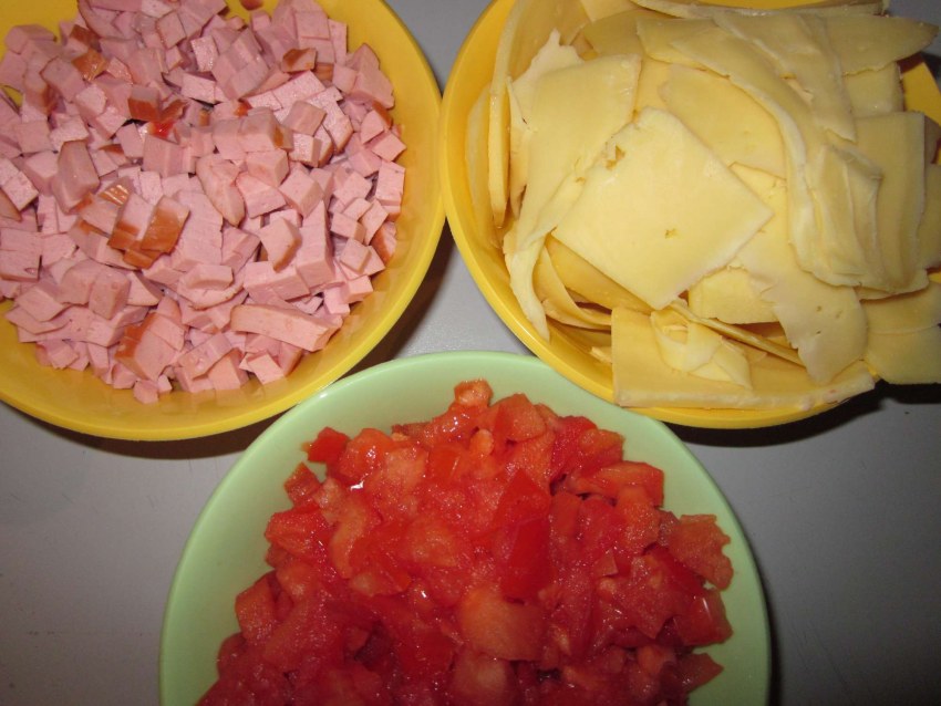 Нарезка сыр кубиками и колбаса