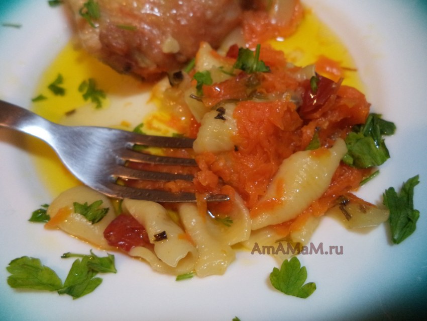 Бёдрышки в духовке с макаронами