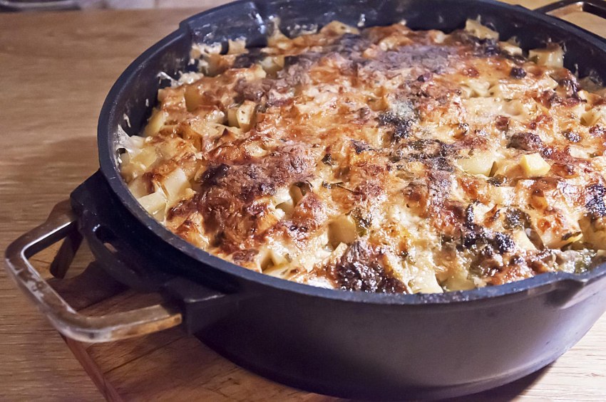 Целая курица с макаронами в духовке
