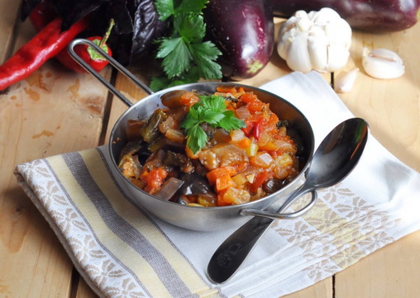 «Гювеч» — тушеное мясо с овощами и картофелем Болагрия