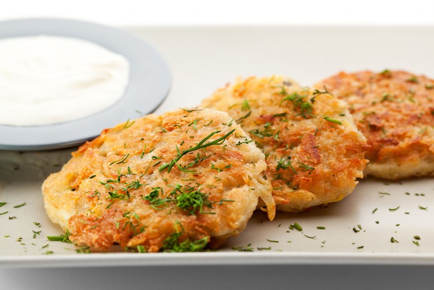 "Картофельные драники с помидорами и сыром"