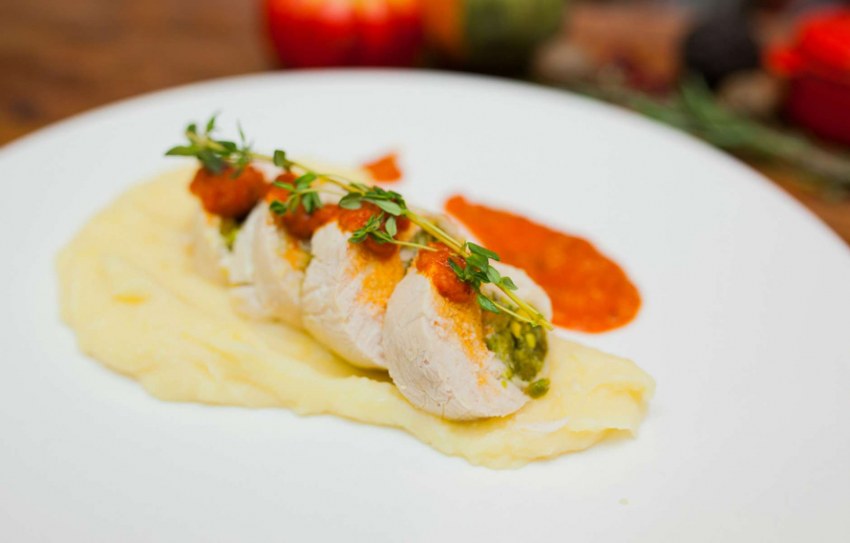 Куриный рулет с гарниром и соусом