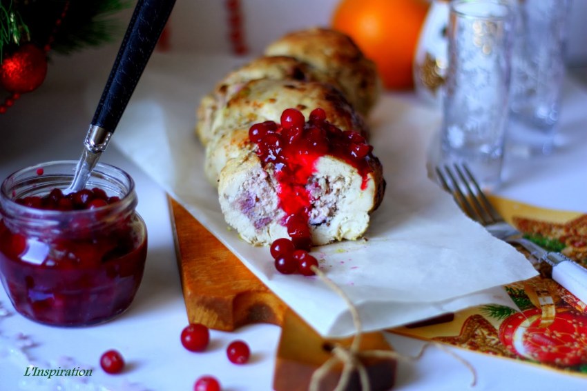 Куриный рулет с клюквенным соусом