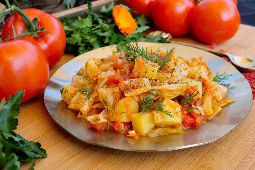 Овощное рагу ( капуста, картофель, лук,морковь, перец)