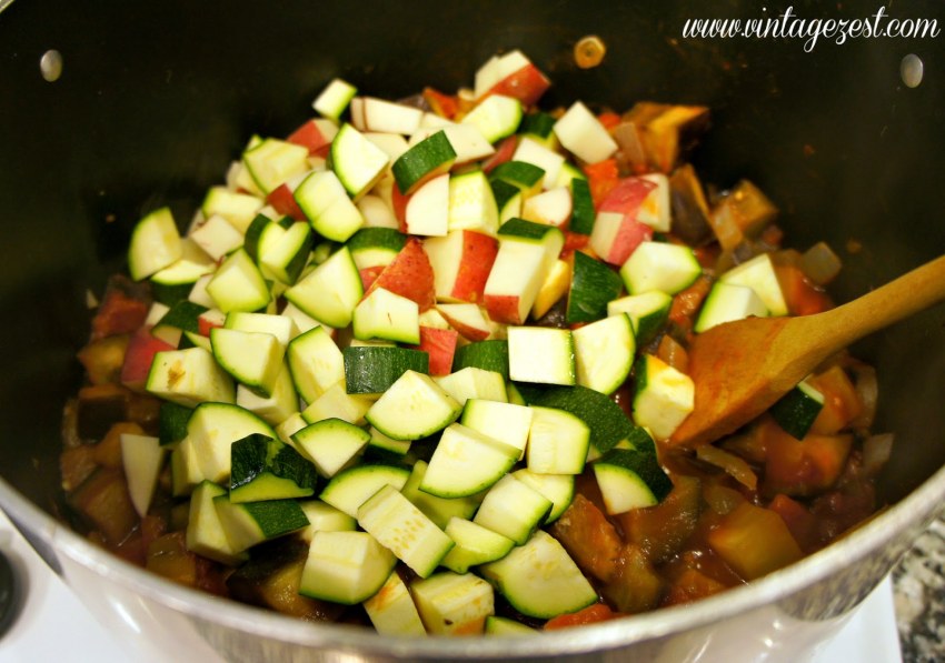 Овощное рагу с кабачками и баклажанами и картошкой