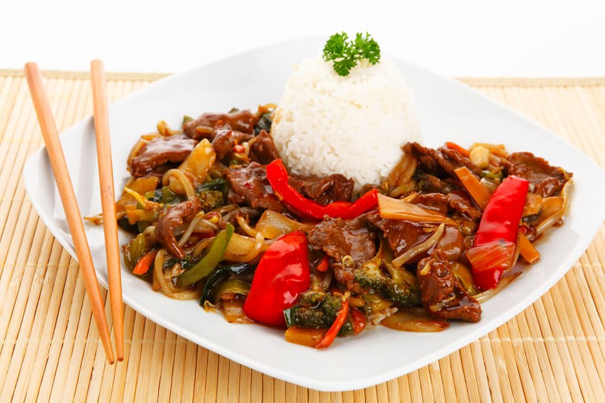 Кусочки говядины на тарелке