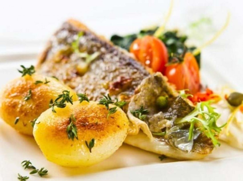 Жареная рыба с овощами
