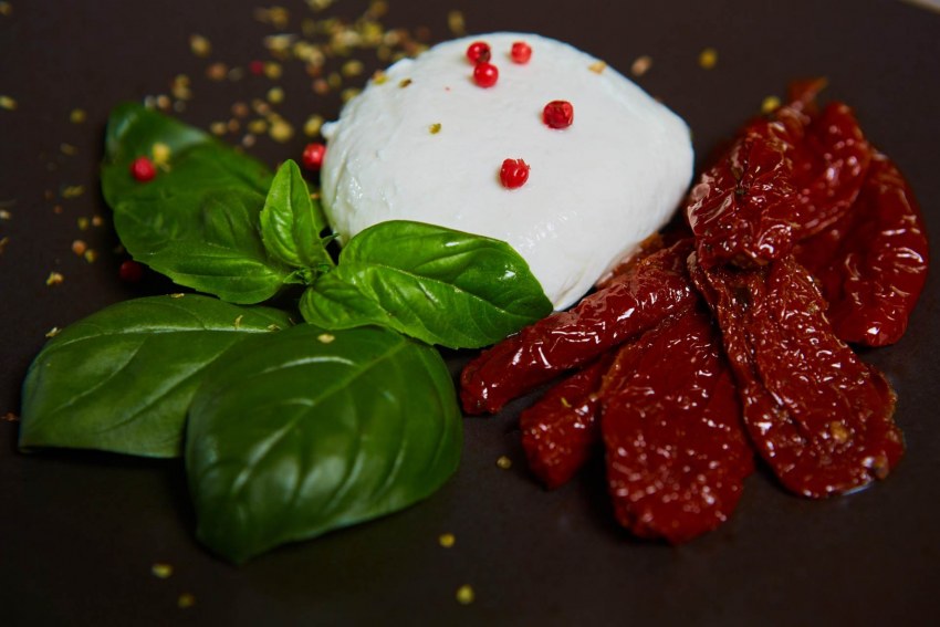 Буратто с помидорами и рукколой