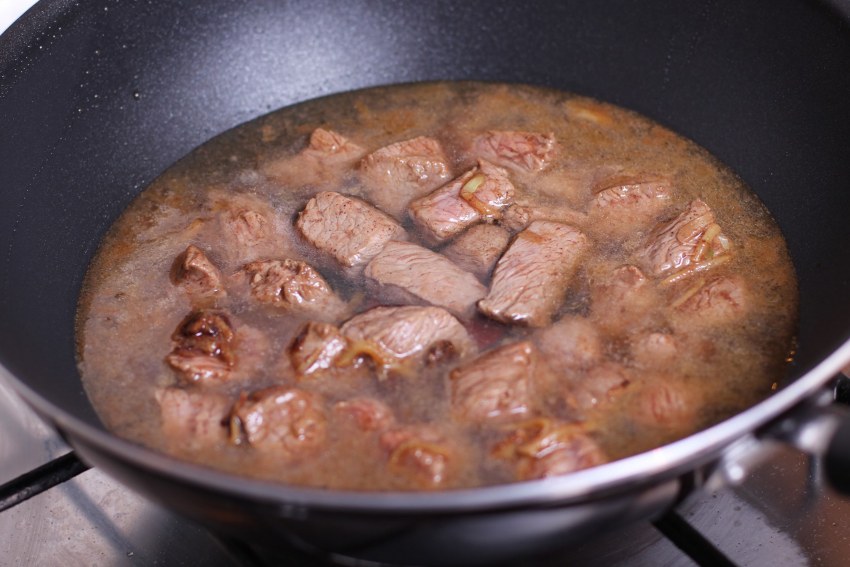 Мясо тушеное крупным куском