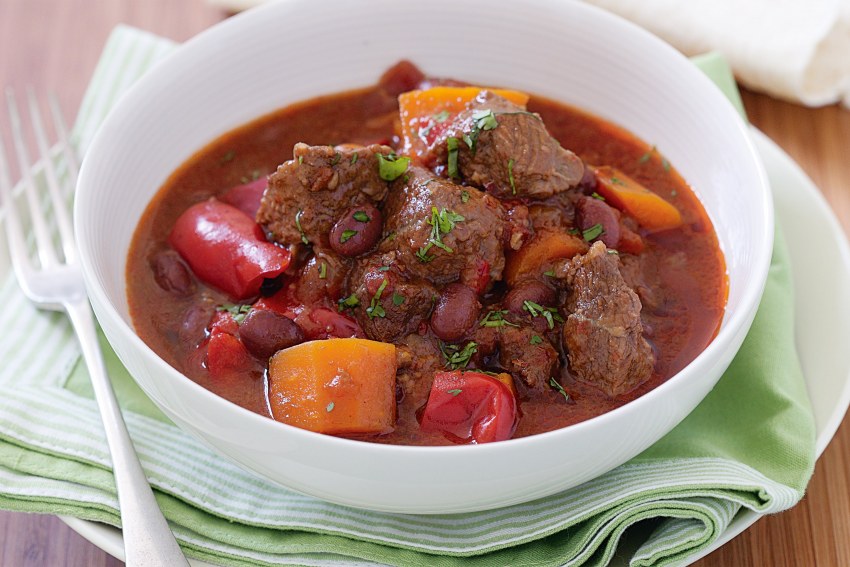Тушеное мясо кусочками на тарелке