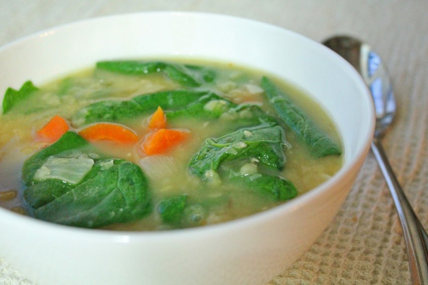 Куриный суп с лапшой и яйцом