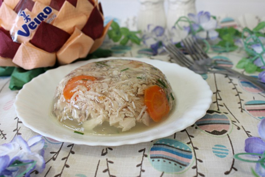 Заливное из курицы с яйцом