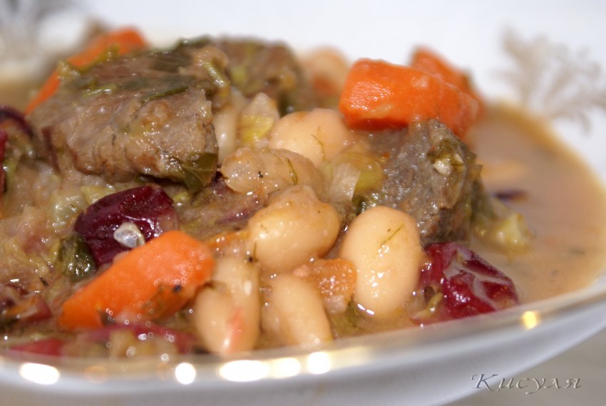 Мясо с фасолью и овощами