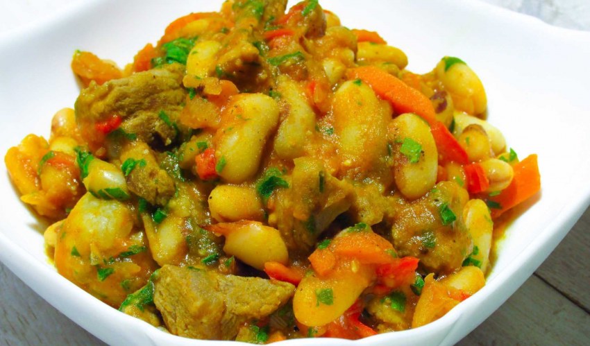 Фасоль тушеная с мясом и овощами