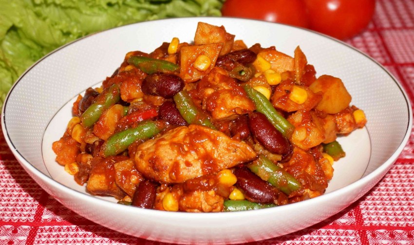 Гуляш с фасолью и колбасками