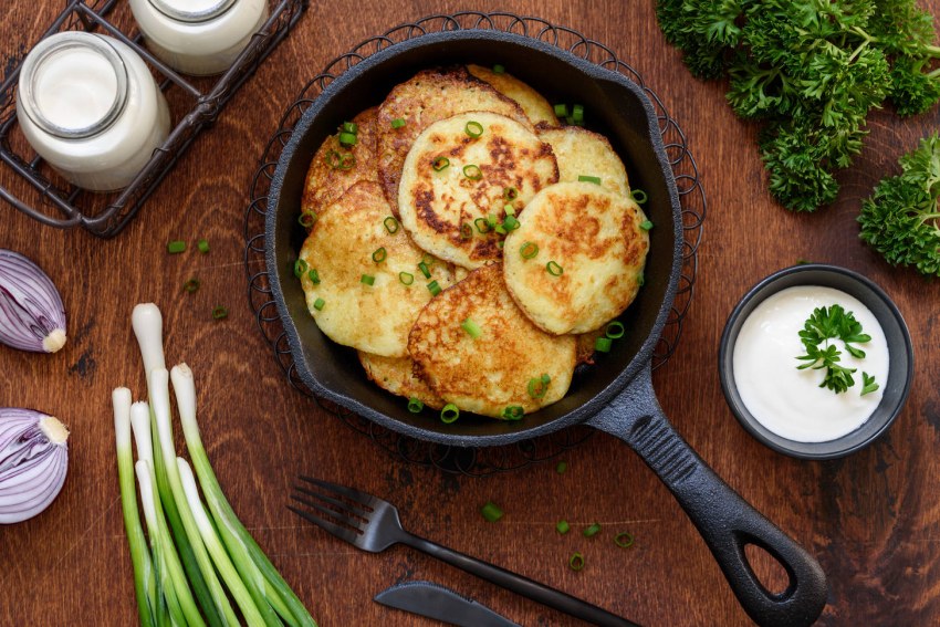 Белорусская кухня ассорти из драников и соусы