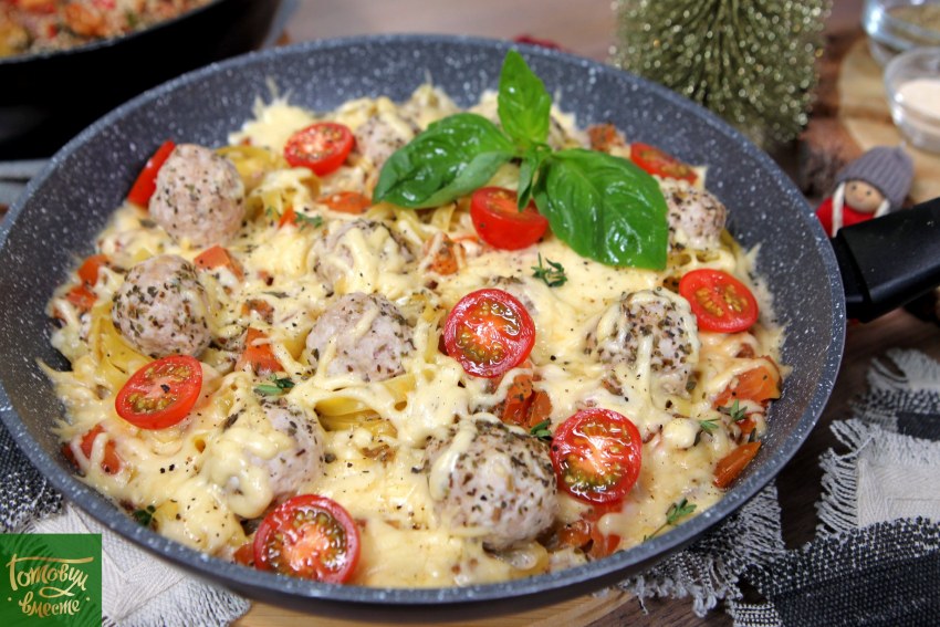 Фрикадельки в сметане с макаронами