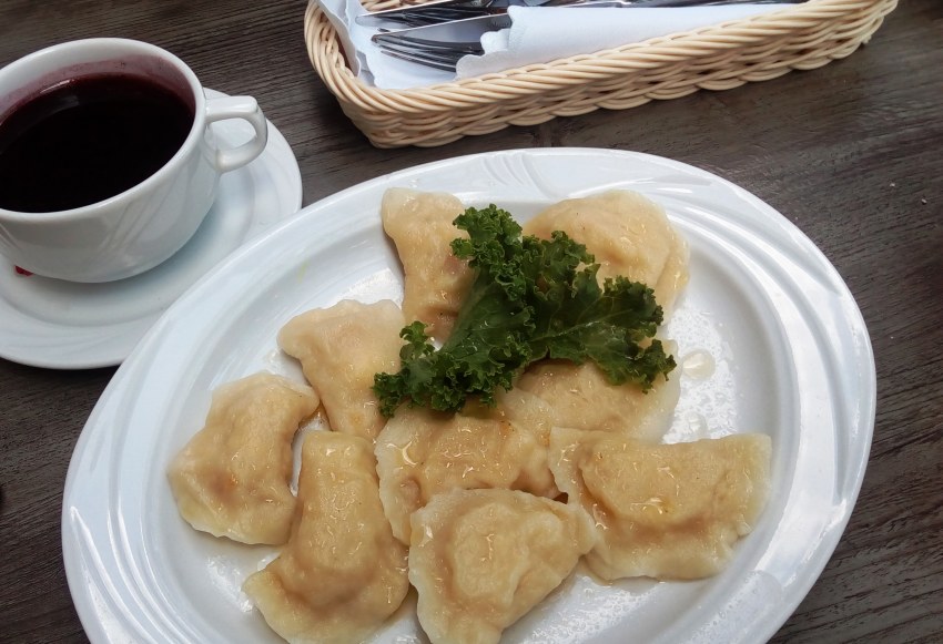 Чеченские галушки с курицей на темной тарелке