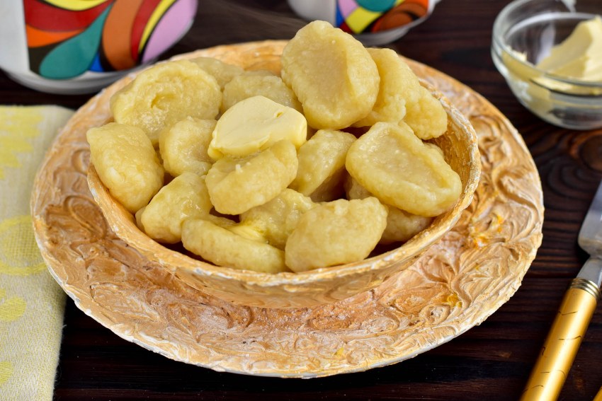 Чеченские галушки с мясом и чесночным соусом