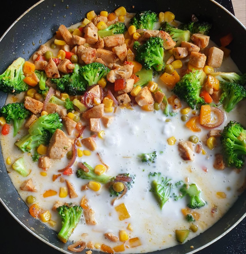 Куриная голень с рисом и овощами в духовке