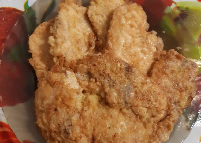 Рыба в луковом кляре на сковороде