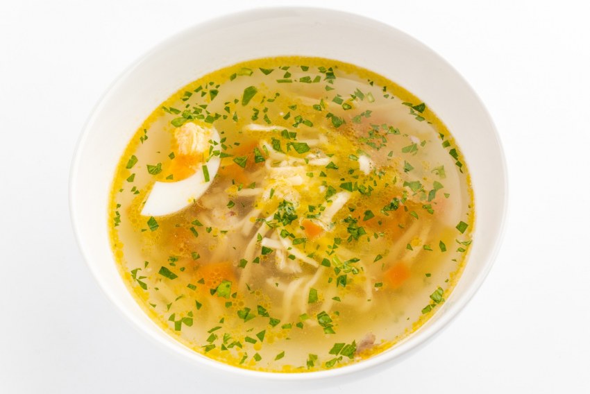 Куриный суп с лапшой и яйцом