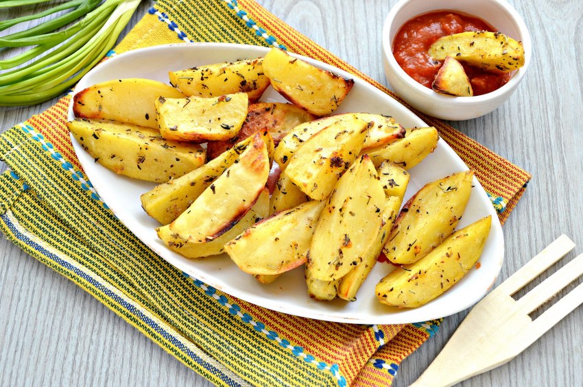 Картофель запеченный дольками
