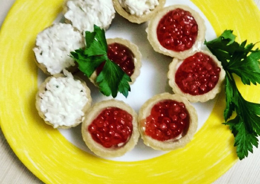 Закуска в тарталетках с икрой мойвы
