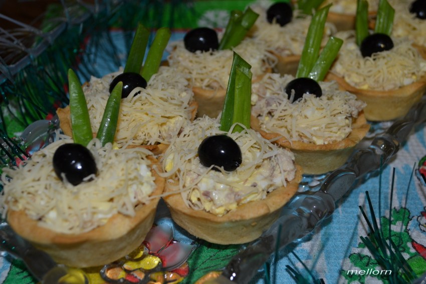 Салат с икрой мойвы
