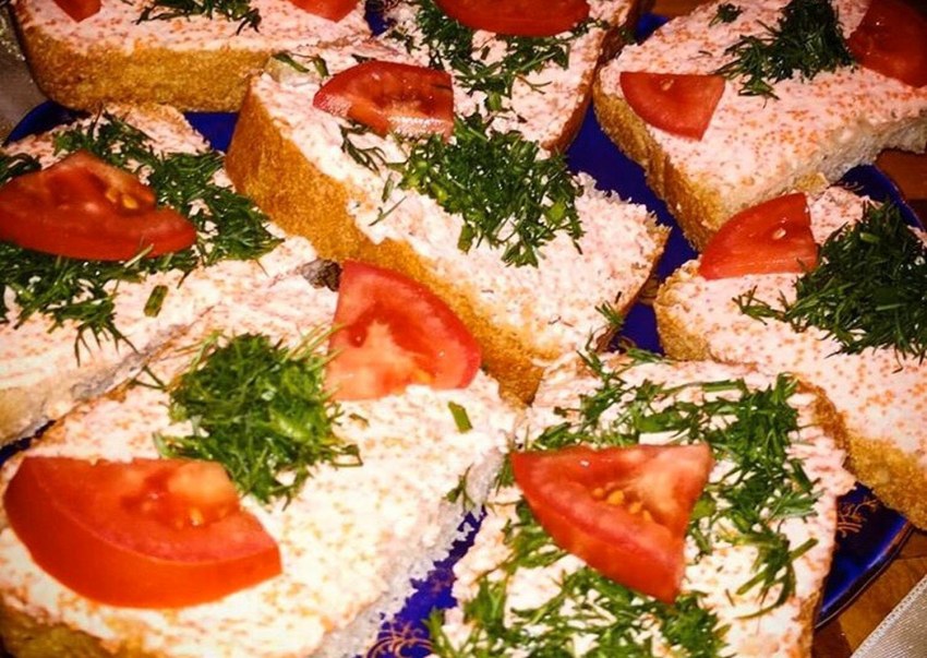 Бутерброды с икрой мойвы на праздничный стол