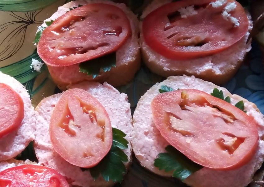 Бутерброды с икрой мойвы