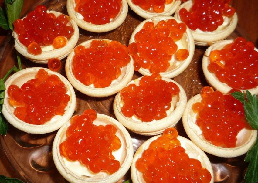 Блинные корзиночки с красной рыбой