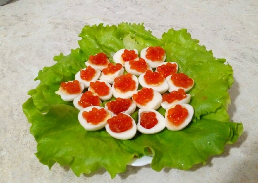Рулетики из блинов с икрой мойвы