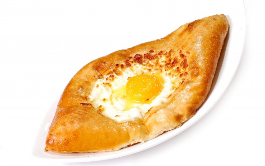 Хачапури по-аджарски с кунжутом