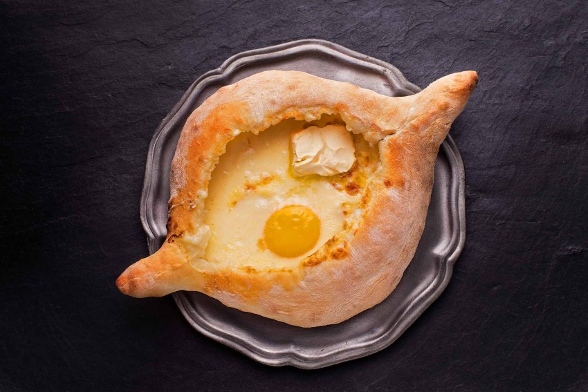 Хачапури с пюре и сыром на сковороде