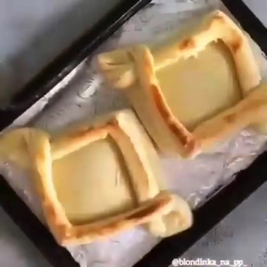 Слоеное тесто с сыром и яйцом в духовке