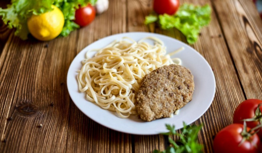Макароны с котлетой