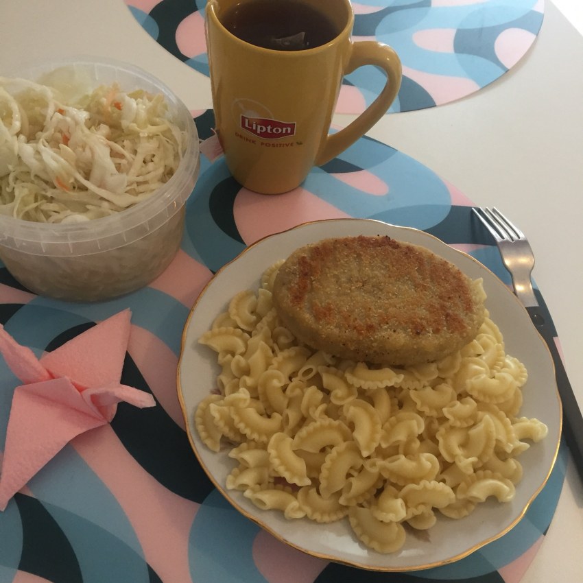 Макароны с котлетой
