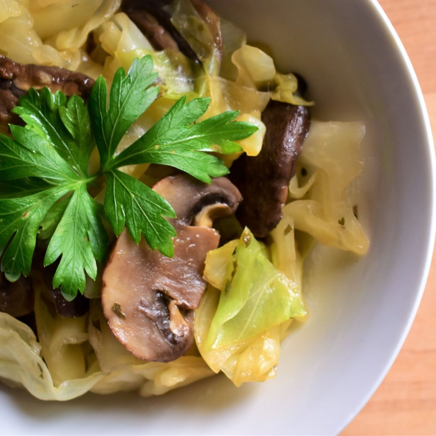 Капуста с мясом в казане
