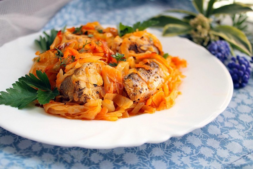 Тушеная капуста с фаршем и шампиньонами
