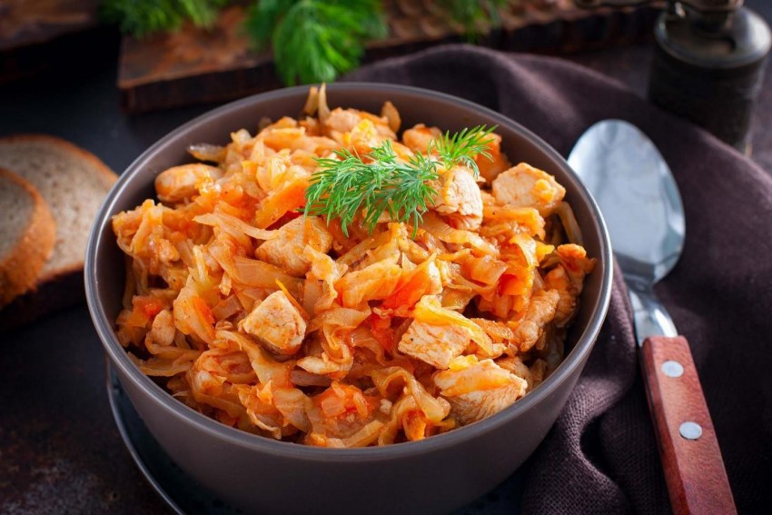 Солянка с грибами курицей и капустой в мультиварке