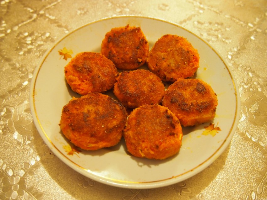 Морковные котлеты с гарниром