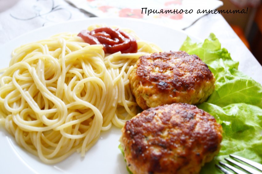 Макароны с котлетой