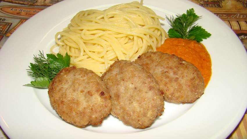 Макароны отварные с котлетами