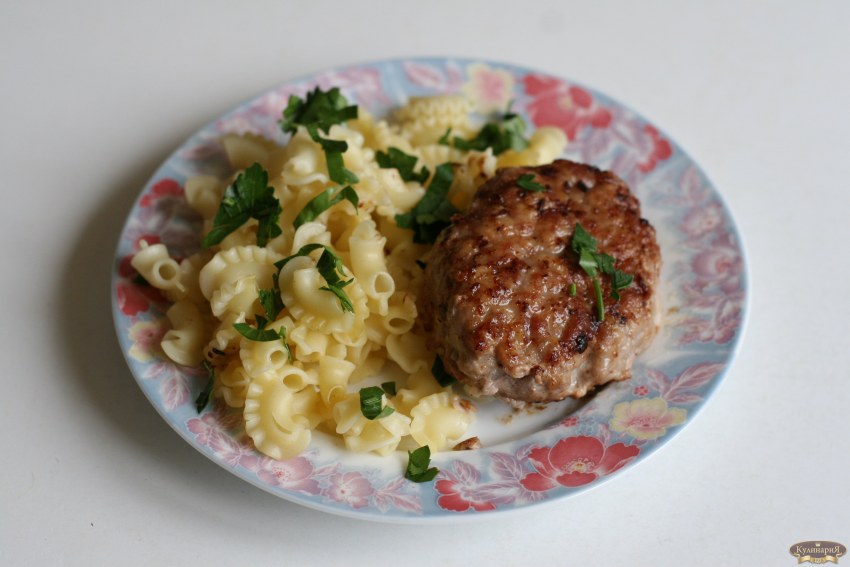 Шницель с макаронами