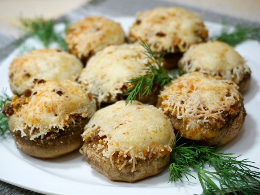Шампиньоны фаршированные колбасой