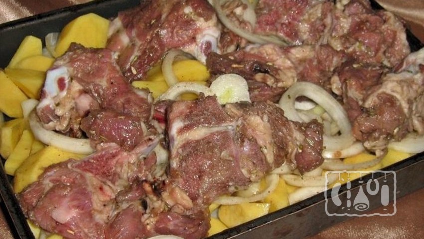 Свиные рёбрышки с картошкой тушеные