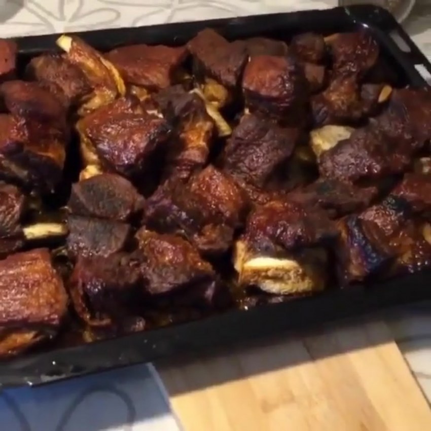 Телячьи ребра с картошкой в духовке