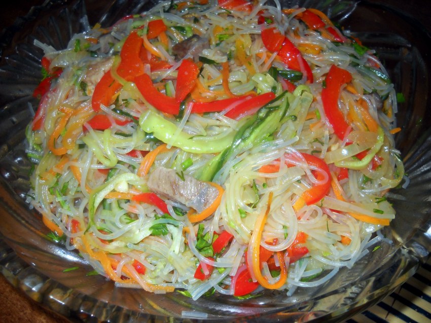 Салат с фунчозой и корейской морковью и курицей